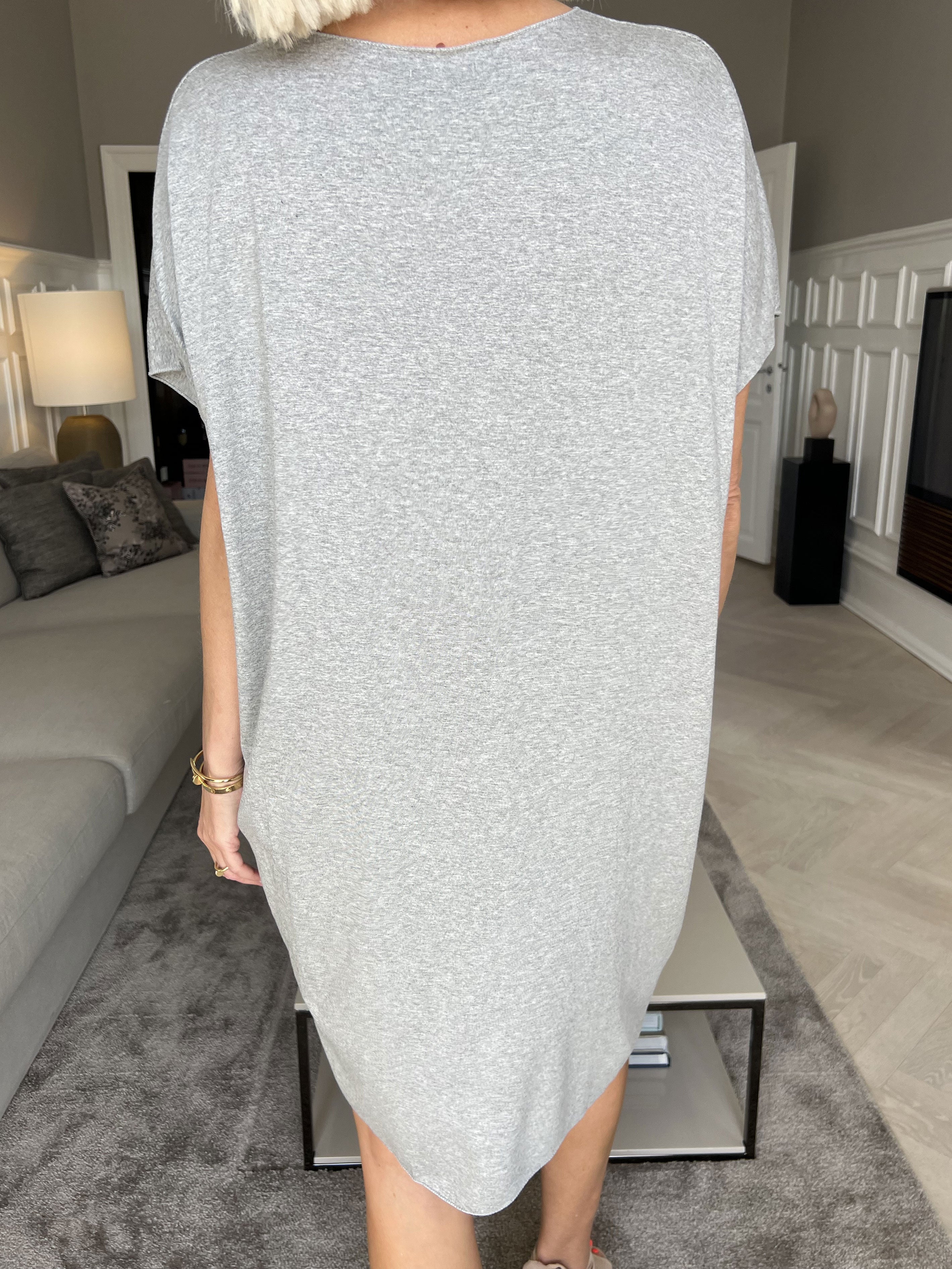 Vogue - Oversized t-shirtkjole i viskose med guld skrift